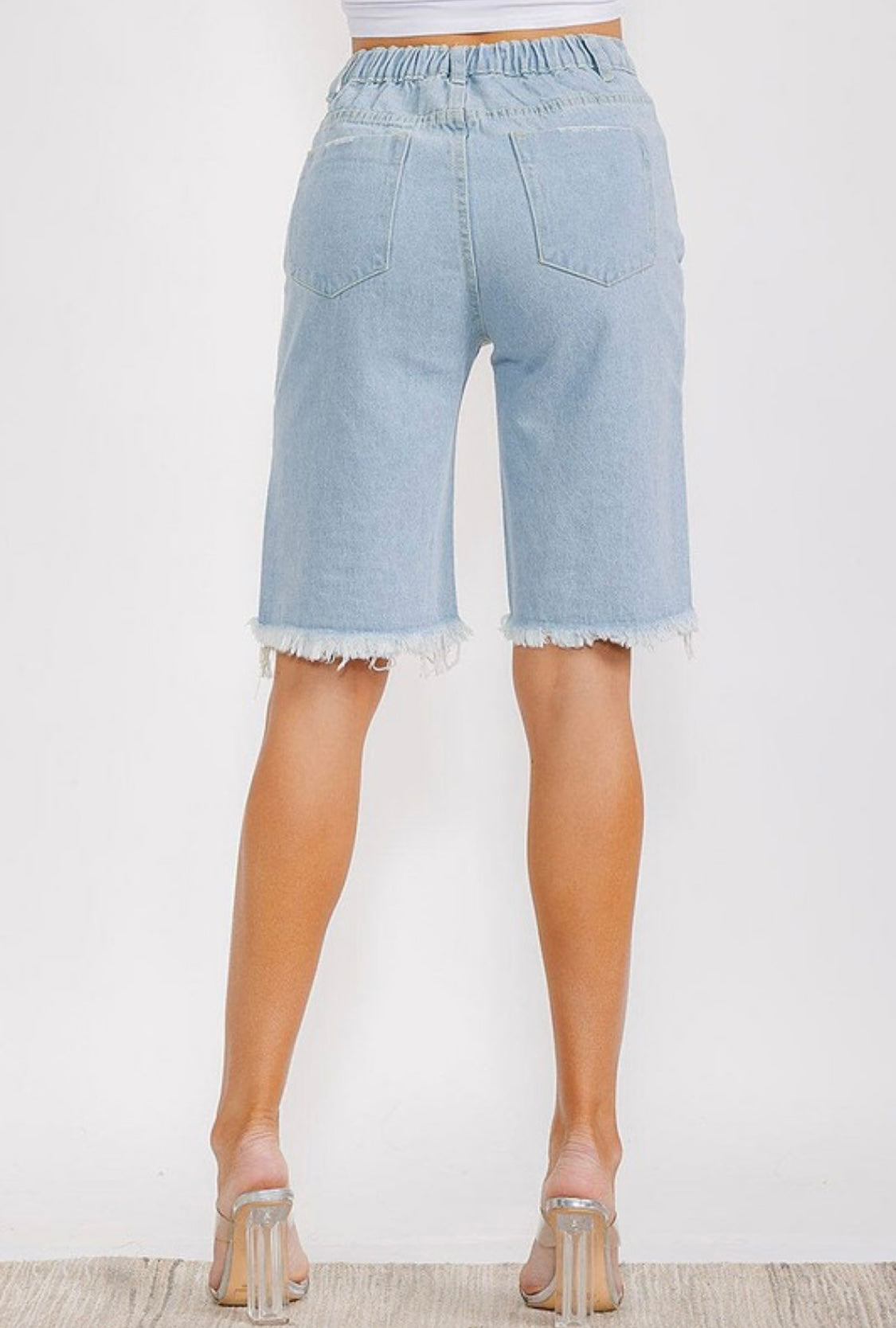 BUTTON CLOSURE POCKETS DISTRESS DENIM
SHORTS