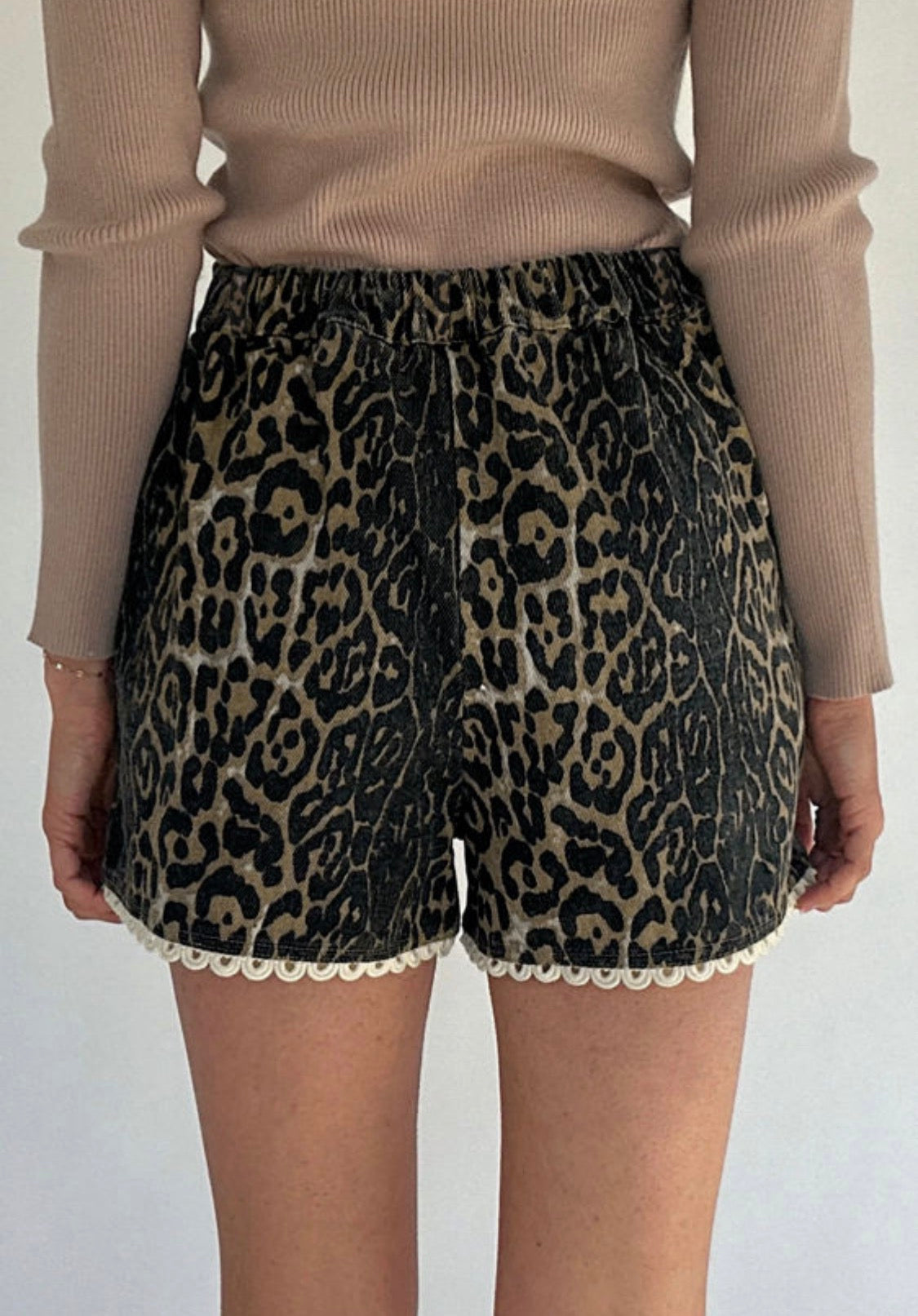 Leopard print denim short