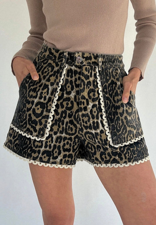 Leopard print denim short