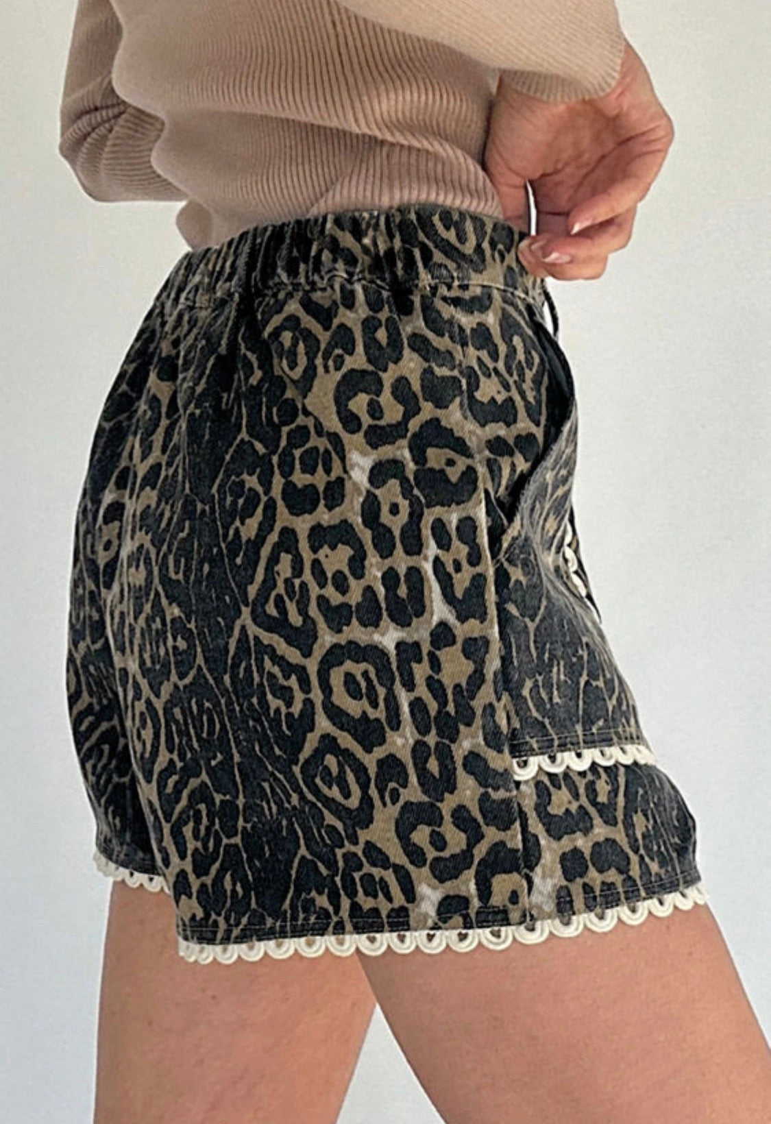 Leopard print denim short